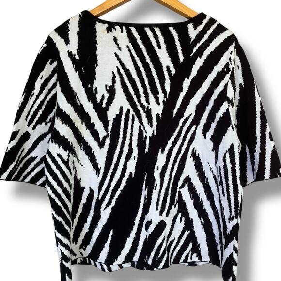 Chico's Size 3 (XL) Black & White Zip-Up Zebra Print Cardigan Sweater Cropped - Picture 3 of 7